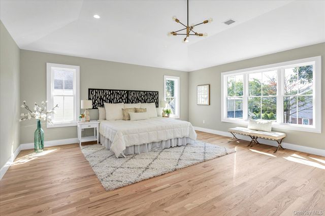 22 Northern Parkway E, Plainview, NY 11803