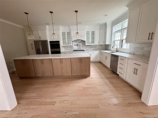 960 Cathedral Avenue, Franklin Square, NY 11010