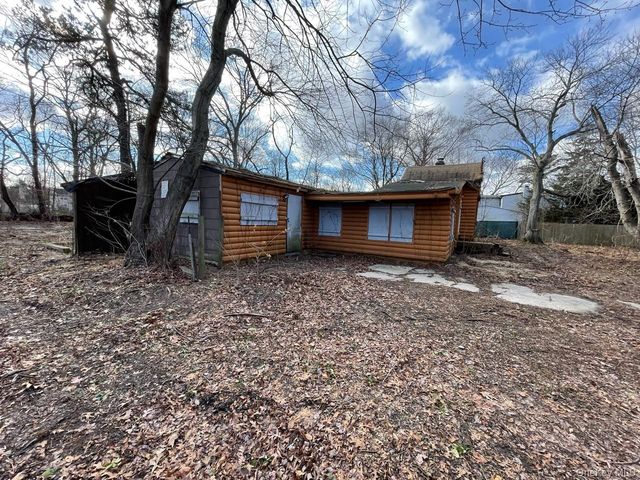 34 Peach Street, Central Islip, NY 11722