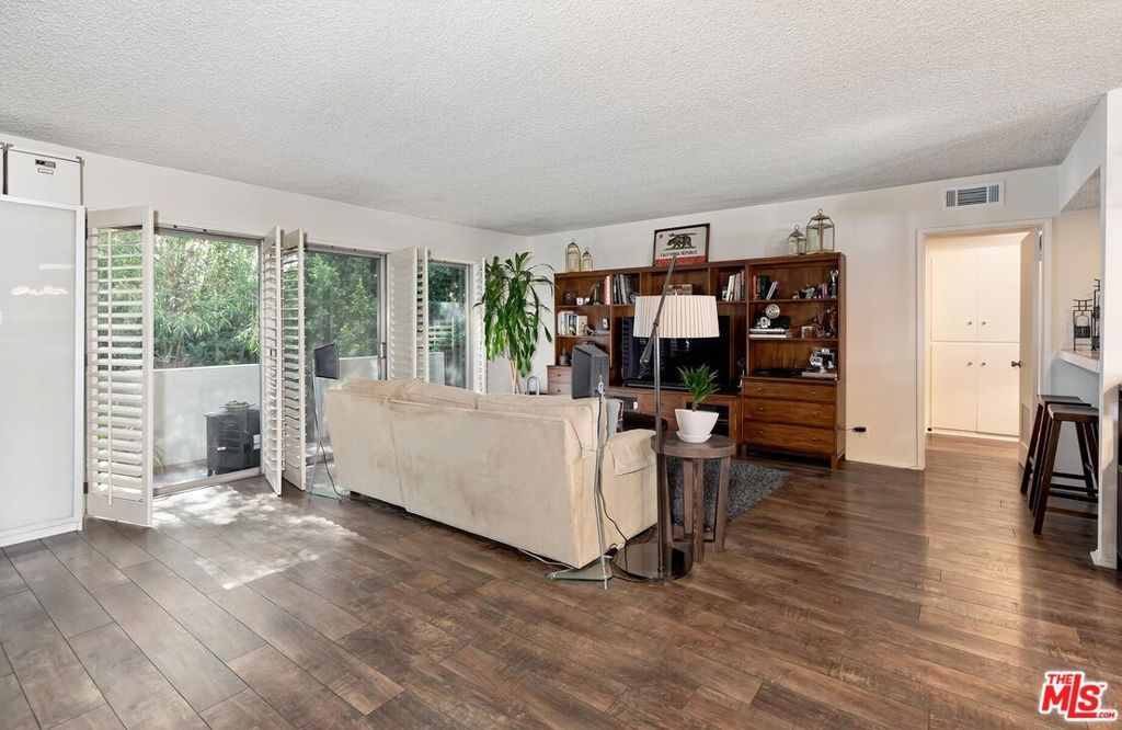 4445 Cartwright Avenue 310, Toluca Lake, CA 91602 — photo 2