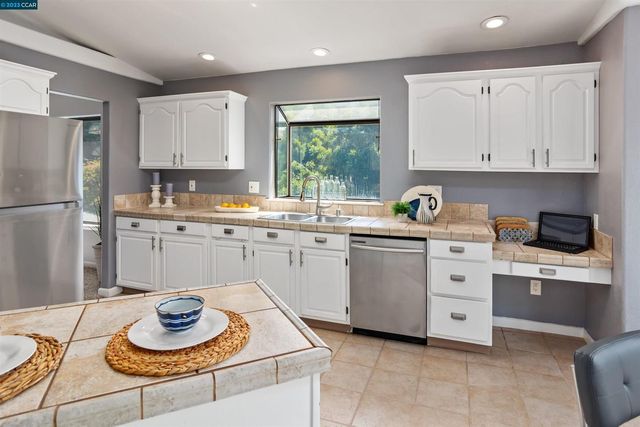 619 Edwards Street, Crockett, CA 94525