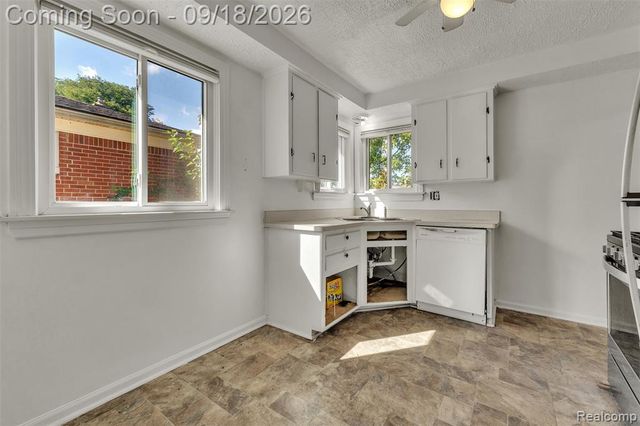 535 E Rose Avenue, Garden City, MI 48135