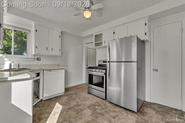 535 E Rose Avenue, Garden City, MI 48135
