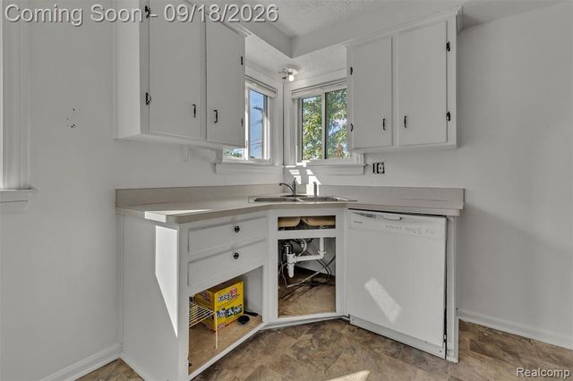 535 E Rose Avenue, Garden City, MI 48135