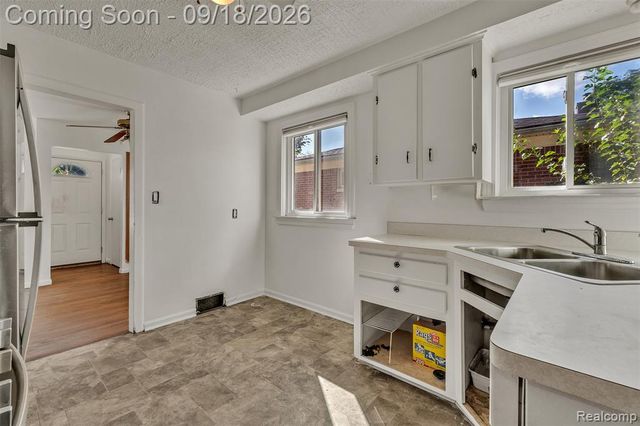 535 E Rose Avenue, Garden City, MI 48135