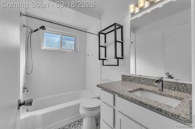 535 E Rose Avenue, Garden City, MI 48135