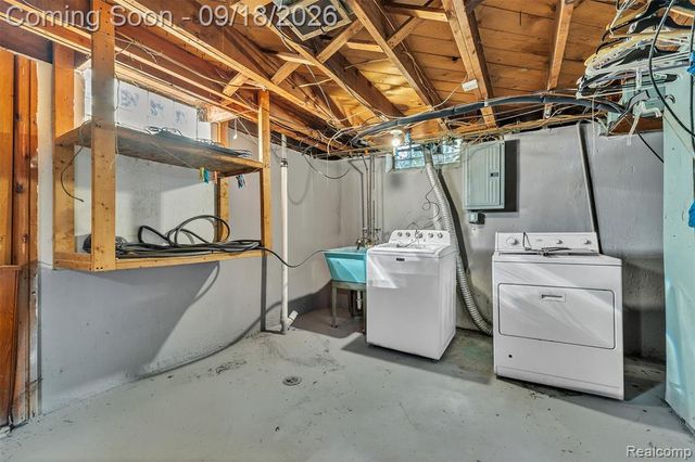 535 E Rose Avenue, Garden City, MI 48135