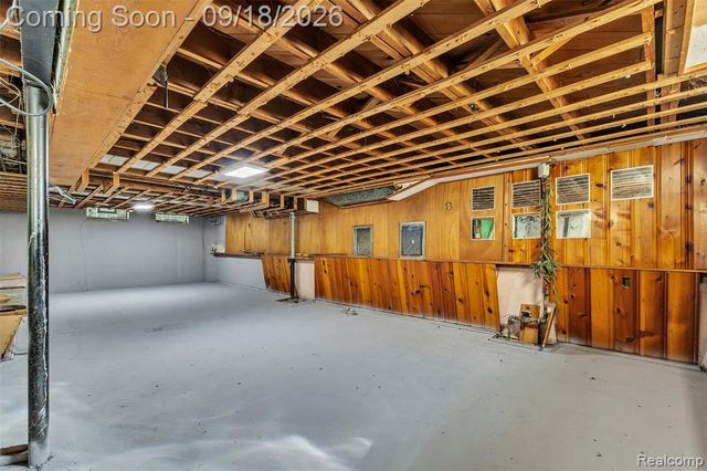 535 E Rose Avenue, Garden City, MI 48135