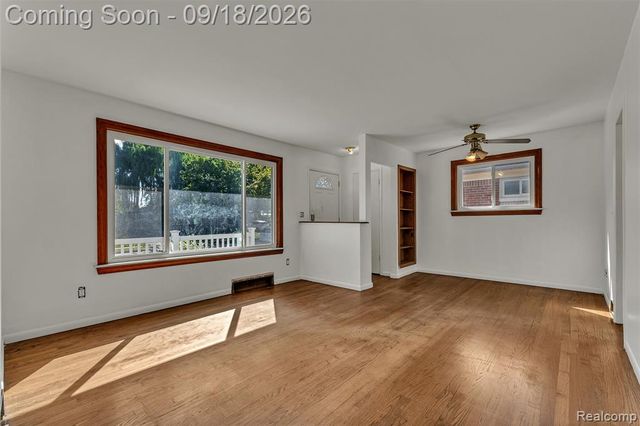 535 E Rose Avenue, Garden City, MI 48135