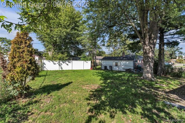 535 E Rose Avenue, Garden City, MI 48135