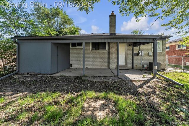 535 E Rose Avenue, Garden City, MI 48135