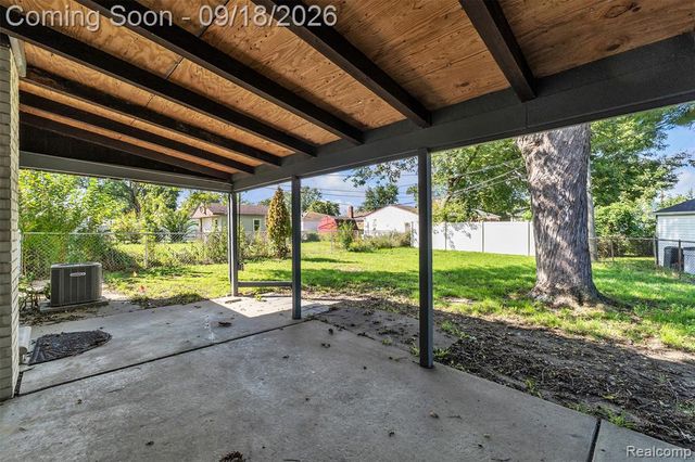 535 E Rose Avenue, Garden City, MI 48135