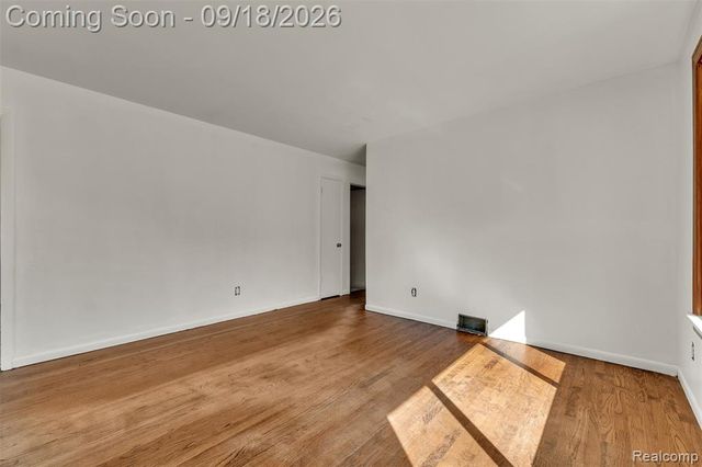 535 E Rose Avenue, Garden City, MI 48135
