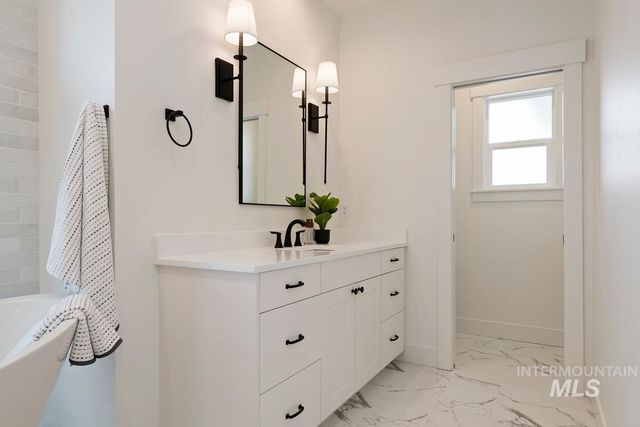 9833 S Peregrine Falcon Ave., Nampa, ID 83686