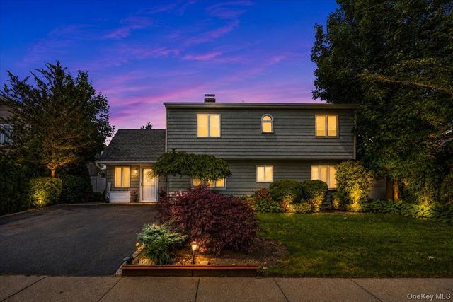 104 Choir Lane, Westbury, NY 11590