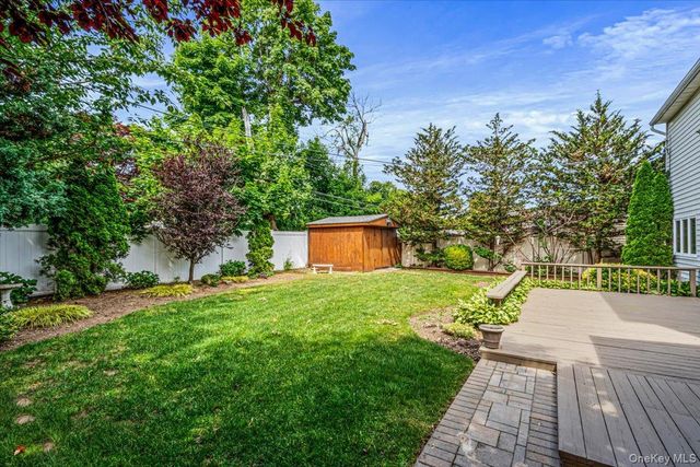 104 Choir Lane, Westbury, NY 11590