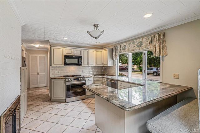 104 Choir Lane, Westbury, NY 11590