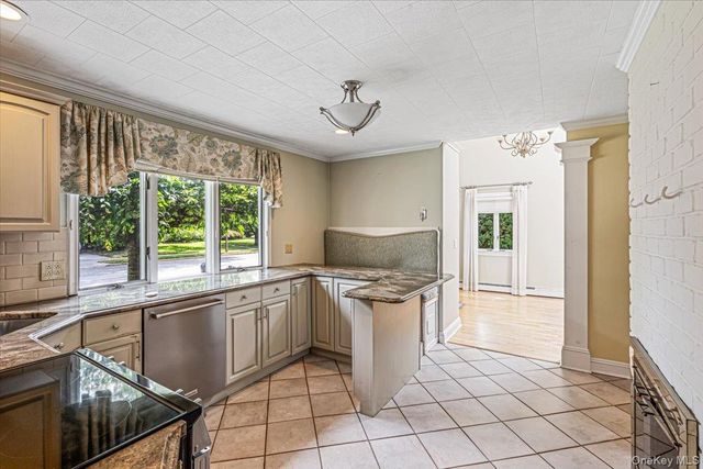 104 Choir Lane, Westbury, NY 11590
