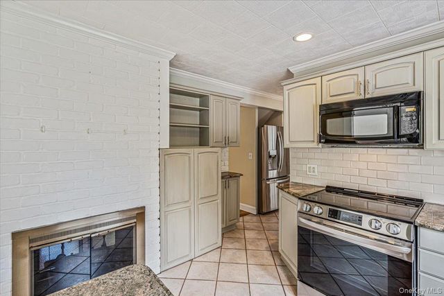 104 Choir Lane, Westbury, NY 11590
