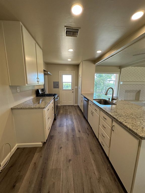 Image 4 of property listing at 8529 S Chestnut Avenue, Fresno, CA 93725