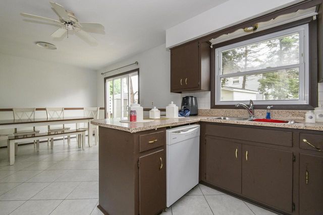 4226 Tumblewood LANE #4238, Greendale, WI 53129