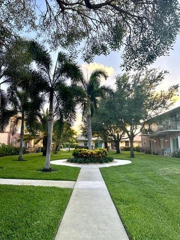 2033 S SEACREST Boulevard D, Boynton Beach, FL 33435