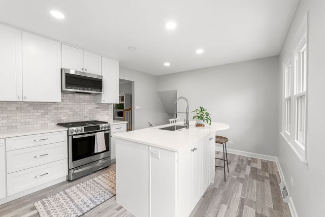 706 E Golf Road, Libertyville, IL 60048