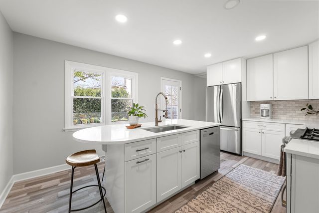 706 E Golf Road, Libertyville, IL 60048
