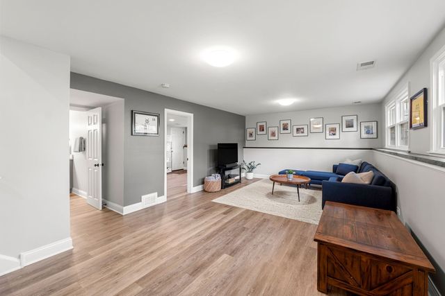 706 E Golf Road, Libertyville, IL 60048