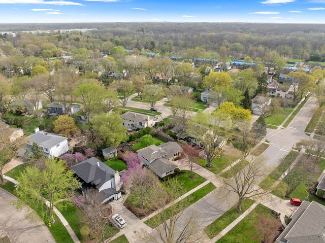 706 E Golf Road, Libertyville, IL 60048