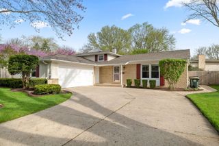 706 E Golf Road, Libertyville, IL 60048