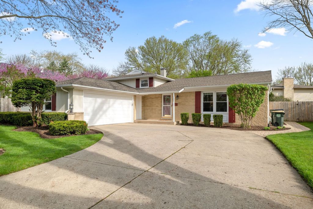 706 E Golf Road, Libertyville, IL 60048