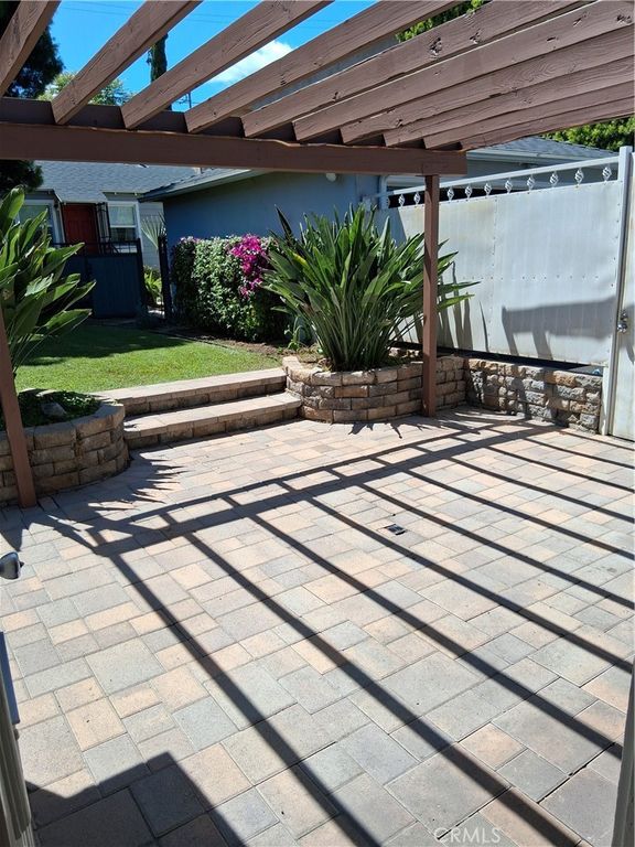 Image 16 of property listing at 131 S Virginia Avenue, Burbank, CA 91506