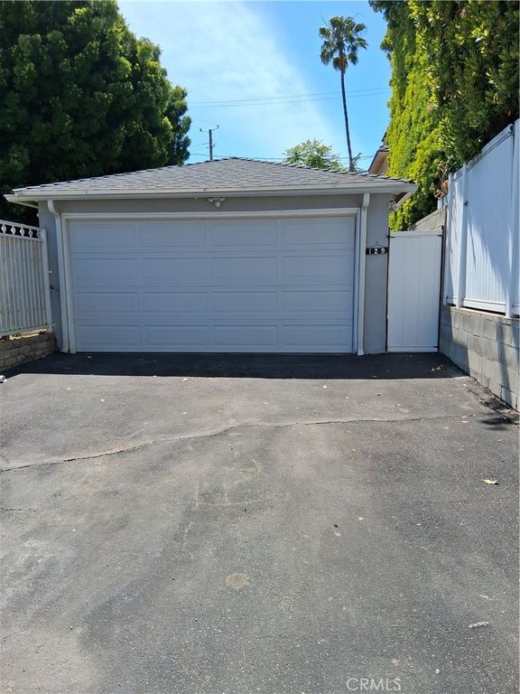 Image 20 of property listing at 131 S Virginia Avenue, Burbank, CA 91506