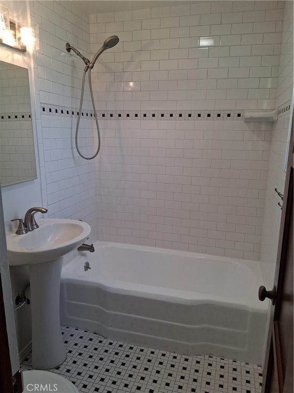 Image 25 of property listing at 131 S Virginia Avenue, Burbank, CA 91506