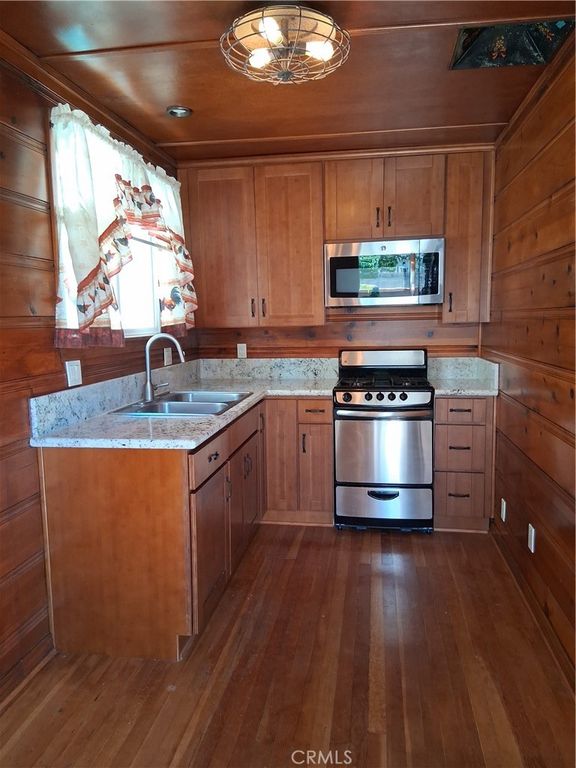 Image 26 of property listing at 131 S Virginia Avenue, Burbank, CA 91506