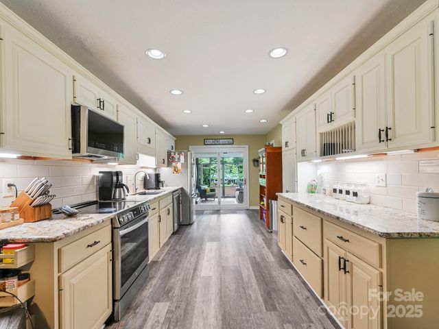 3221 Debbie Drive, Hendersonville, NC 28791