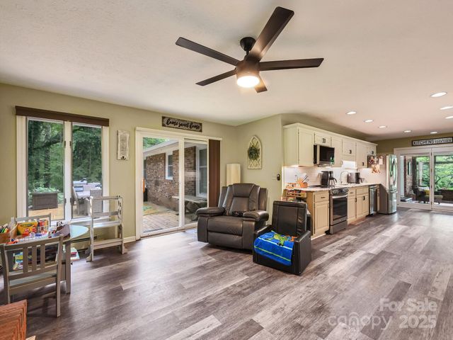 3221 Debbie Drive, Hendersonville, NC 28791