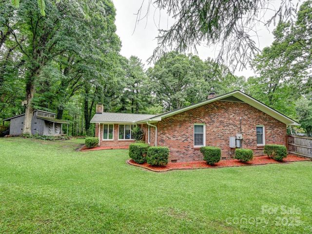 3221 Debbie Drive, Hendersonville, NC 28791