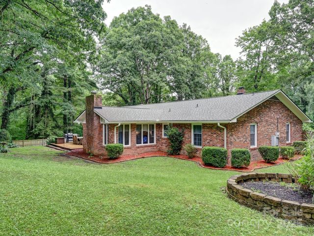 3221 Debbie Drive, Hendersonville, NC 28791