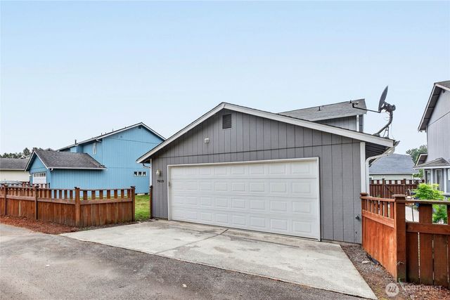 7409 Village Drive, Sumner, WA 98390