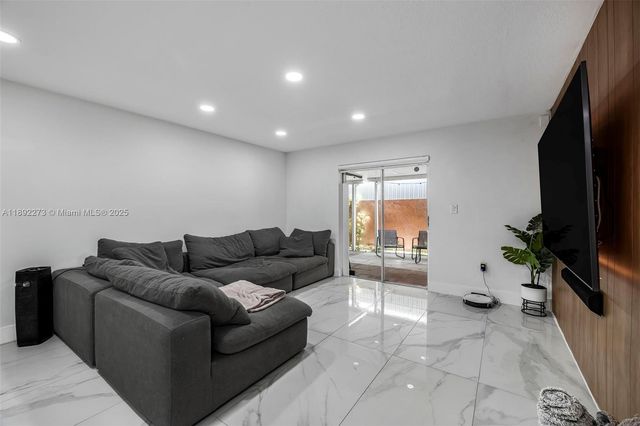 2985 W 80th St 109, Hialeah, FL 33018