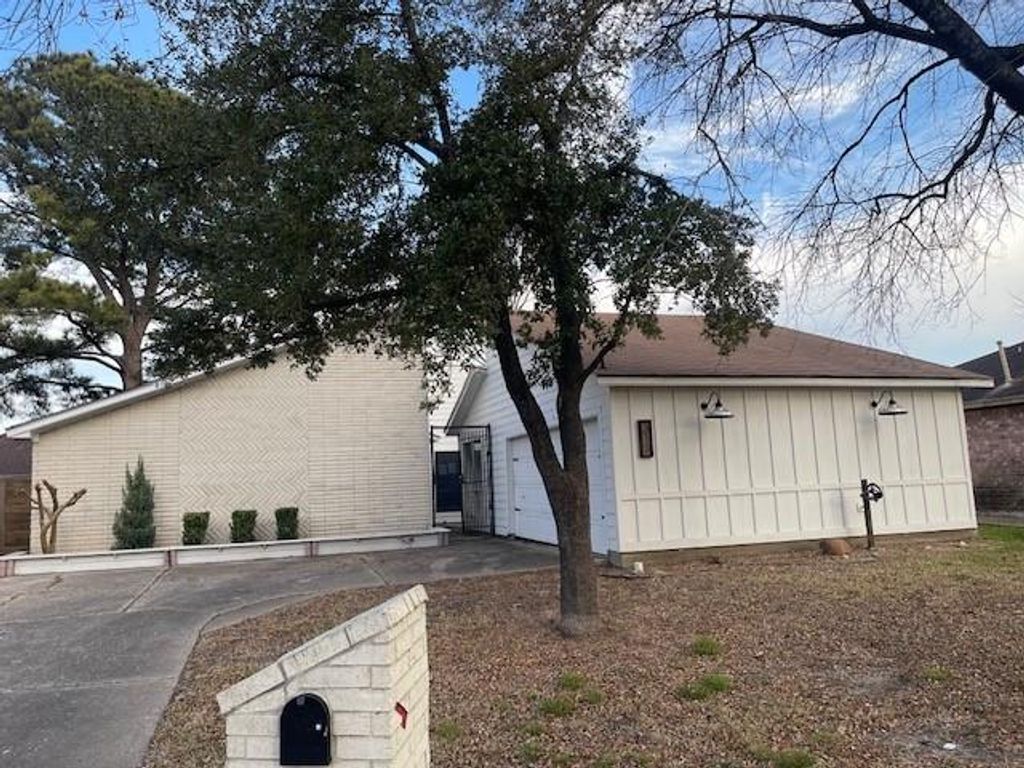 311 Edgeton Court, Houston, TX 77015