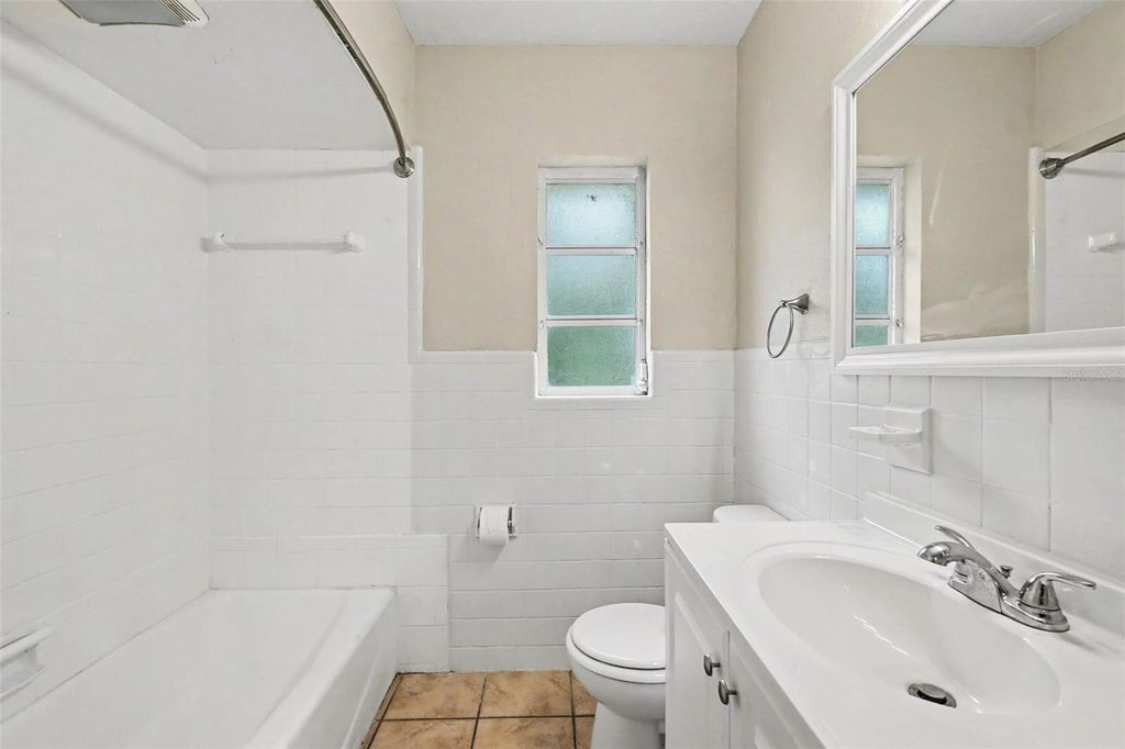 Image 13 of property listing at 4529 19TH STREET CIRCLE W, Bradenton, FL 34207
