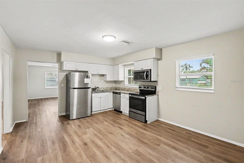Image 5 of property listing at 4529 19TH STREET CIRCLE W, Bradenton, FL 34207