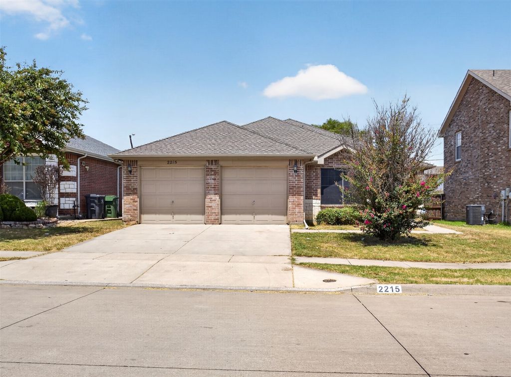 2215 Splendor Court, Arlington, TX 76010