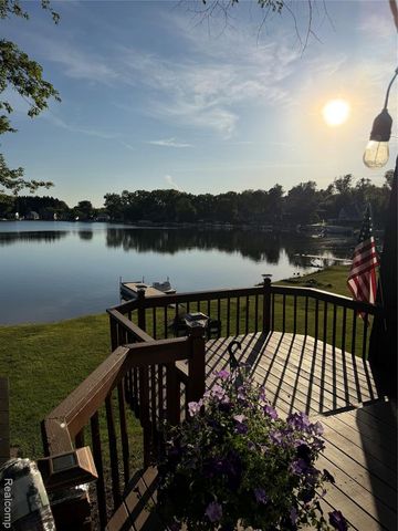 1717 Triangle Lake Road, Howell, MI 48843