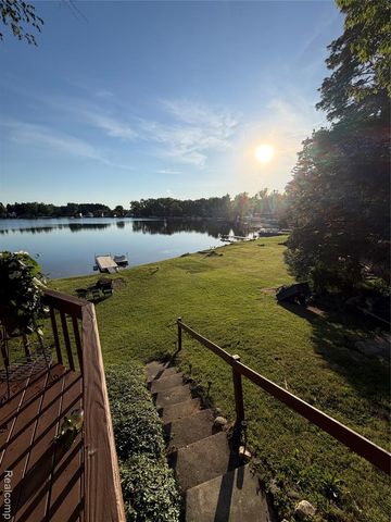 1717 Triangle Lake Road, Howell, MI 48843