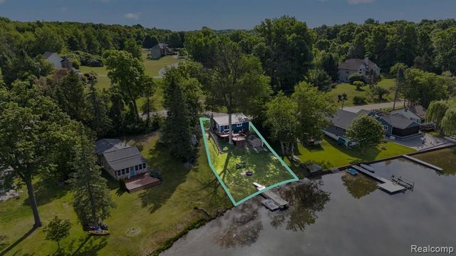 1717 Triangle Lake Road, Howell, MI 48843