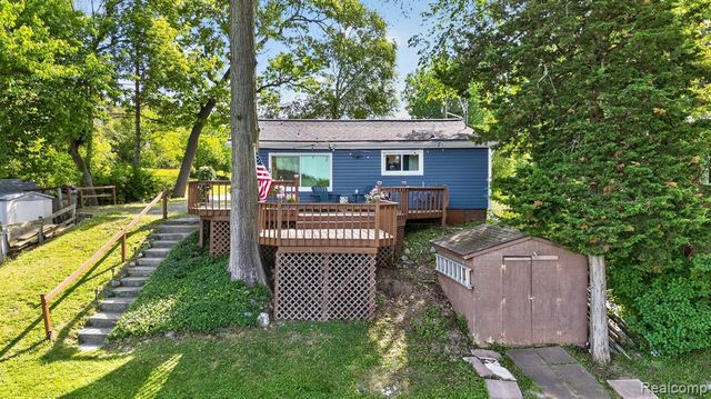 1717 Triangle Lake Road, Howell, MI 48843